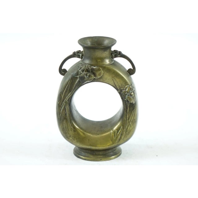 Antique Chinese Bronze Decorative Vase with Base – Intricate Design This elegant antique Chinese bronze vase is a...