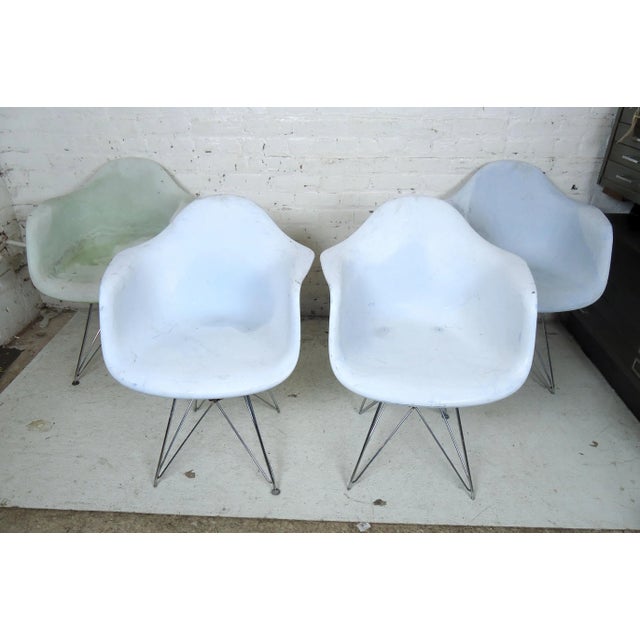 Vintage modern style bucket knoll dining chairs featured in white, these chairs would make a great addition to any home or...