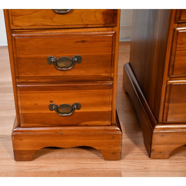 Wood 1930s Pair of English Cedar Wood Nightstands Bedside Tables For Sale - Image 7 of 18