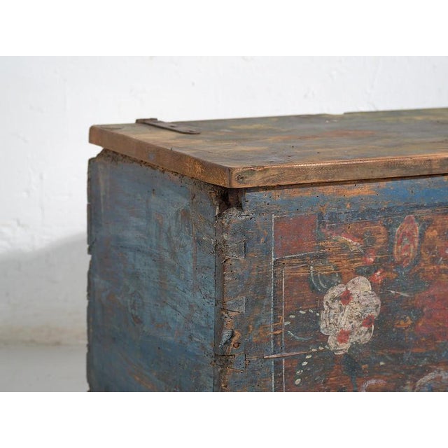 Small Antique Trunk with Floral Motifs, 1900 For Sale - Image 5 of 17