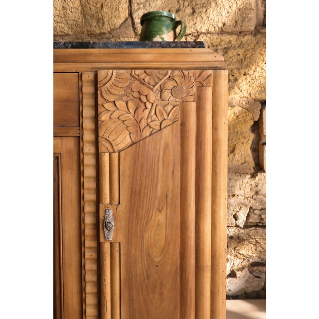 1930s Art Deco Walnut Buffet with Carved Decorations and Black Marble Top, 1930s For Sale - Image 5 of 10