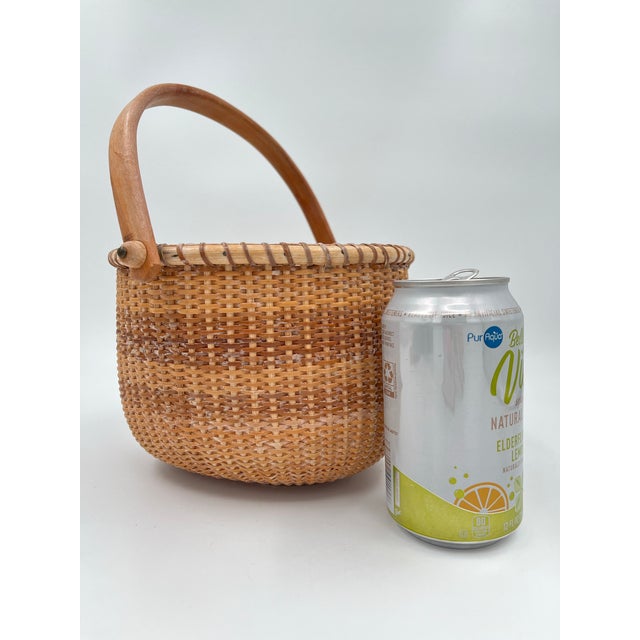 This mid-sized, vintage oval Nantucket Lightship basket is perfect for enthusiasts of coastal chic and Nantucket preppy...