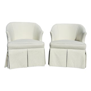 Vintage Pair of Skirted Barrel Club Chairs With Casters – Transitional Upholstered Accent Chairs in Neutral Textured Fabric For Sale