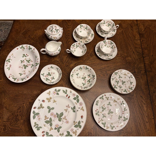 Traditional 1980s Wedgwood Bone China Wild Strawberry Pattern - 31pcs For Sale - Image 3 of 14