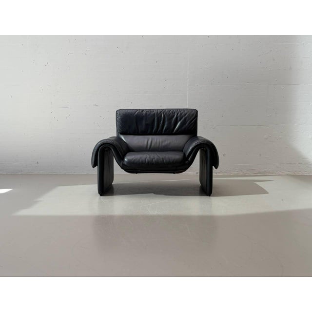 This striking leather armchair from de sede's ds-2011 range embodies the characteristic combination of sculptural form and...