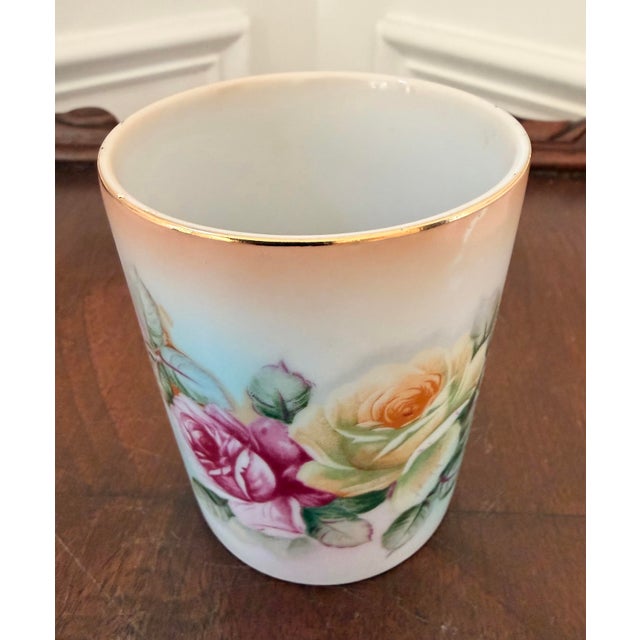 French Country Mid-Century Porcelain Rose Cachepot With Gold Trim With Matching Plate For Sale - Image 3 of 12