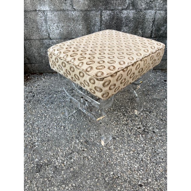 Mid-Century Modern Curved Lucite Upholstered Stool/Bench. Circa 1970s For Sale - Image 4 of 12