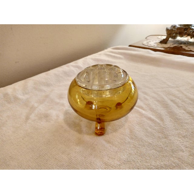 Mid-Century Modern Vintage 1950's Viking Amber Flowerlite Frog 4 1/4" With Crystal Frog For Sale - Image 3 of 6