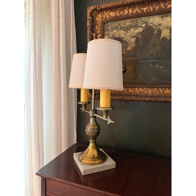 French Vintage French Brass & Marble Bouillotte Lamp – Twin Arrow / Archer Table Lamp With Clip-on Shades For Sale - Image 3 of 11