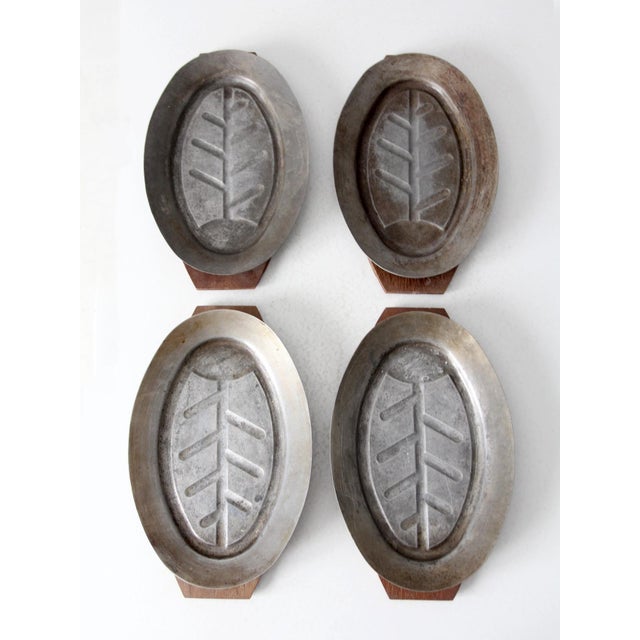 Mid Century Sizzler Plates Set of 4 For Sale - Image 4 of 11