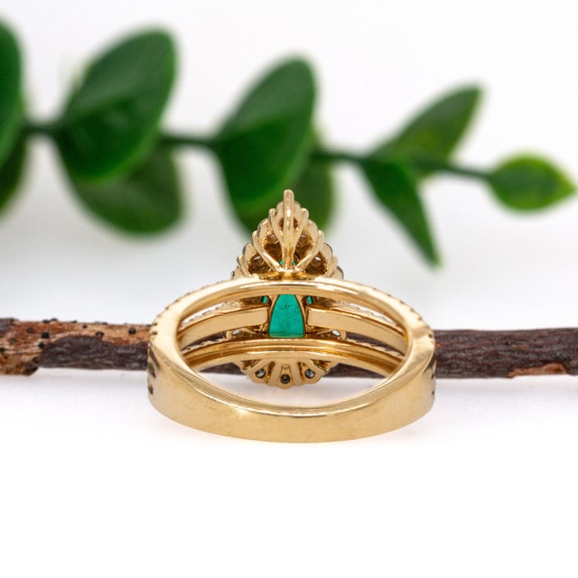 Gia Certified Colombian Emerald and Natural Diamond Ring in Solid 18k Gold For Sale In Columbus - Image 6 of 8