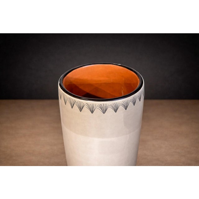 2020s Painted Flower Vase , Mud & Ink, Taller Maya, 2024 For Sale - Image 5 of 8