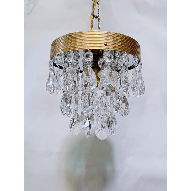Mid 20th Century Hollywood Regency Crystal Teardrop Chandelier With Ridged Brass Crown For Sale - Image 9 of 9