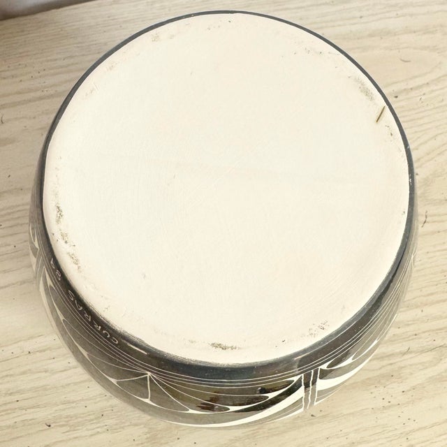 1989 Black and White Sgraffito Pottery Vase by the Curras Brothers For Sale In Miami - Image 6 of 6