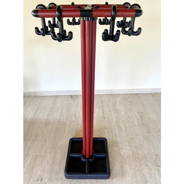 Red and black design coat rack 1980s emblematic design of the 80s. Very stable cast iron base.