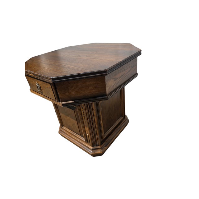 1980s Ethan Allan Charter Oak Jacobean End Side Table Octagon Rent Table Style For Sale - Image 9 of 16