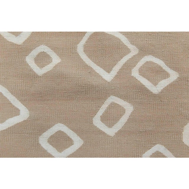 Contemporary beige and white flat-weave wool rug by Doris Leslie Blau Size: 4'0" x 6'7" (121 x 200 cm) Such an enchanting...