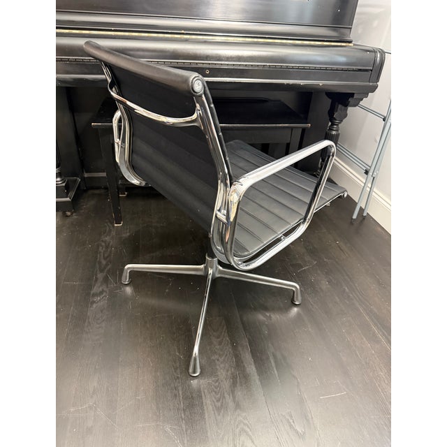 Eames Aluminum Group Management Chair For Sale In New York - Image 6 of 6