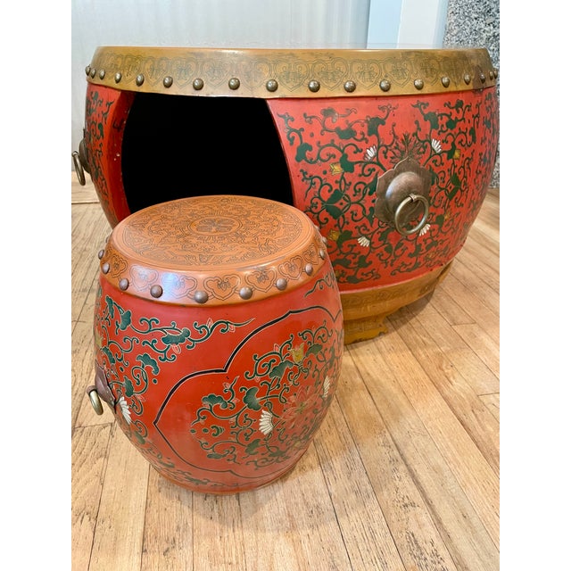 Wood Early 20th Century 5 Piece Chinese Qing Red Coromandel Sake Barrel Drum Table and 4 Stools W/ Brass Ring For Sale - Image 7 of 12
