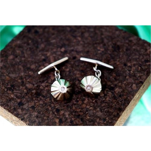 White Gold Cufflinks with Pyramid-Shaped Trim and Brilliant-Cut Diamonds, Set of 2 For Sale - Image 5 of 7