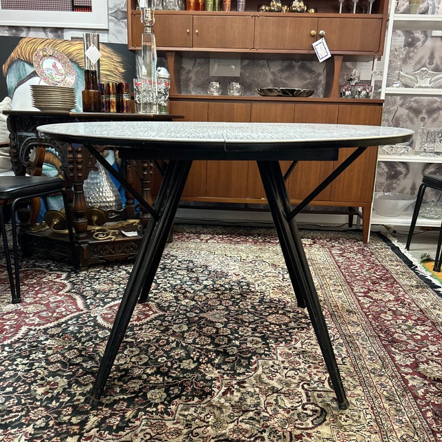 1950s Geometric Black and White Flared Iron Base Table With Leaf and 4 Chairs, Set of 6 Pieces For Sale - Image 4 of 12