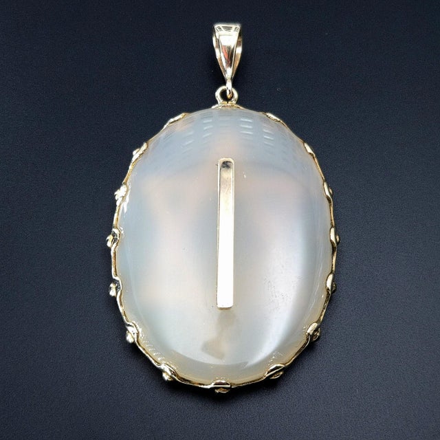 This is a 9k Yellow Gold & Jade Pendant With a Gold Star Of David On The Front. Total Weight - 28.29g *This is for just...