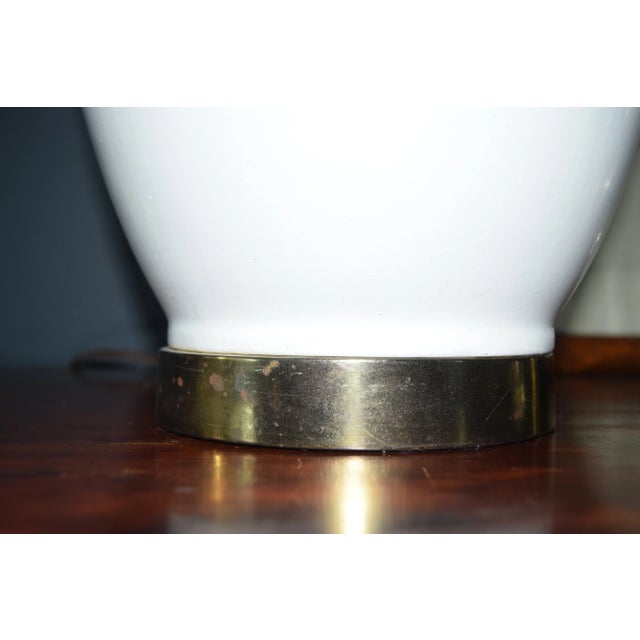 Mid-Century White Porcelain Table Lamp With Sculptural Gilt Handles (Hollywood Regency) For Sale - Image 4 of 5