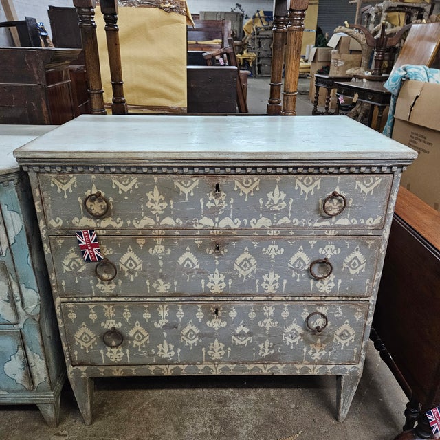 Late 19th Cenutry Grey & White 3 Drawer Italian Style Commode With Dental Molding Accent For Sale - Image 13 of 18