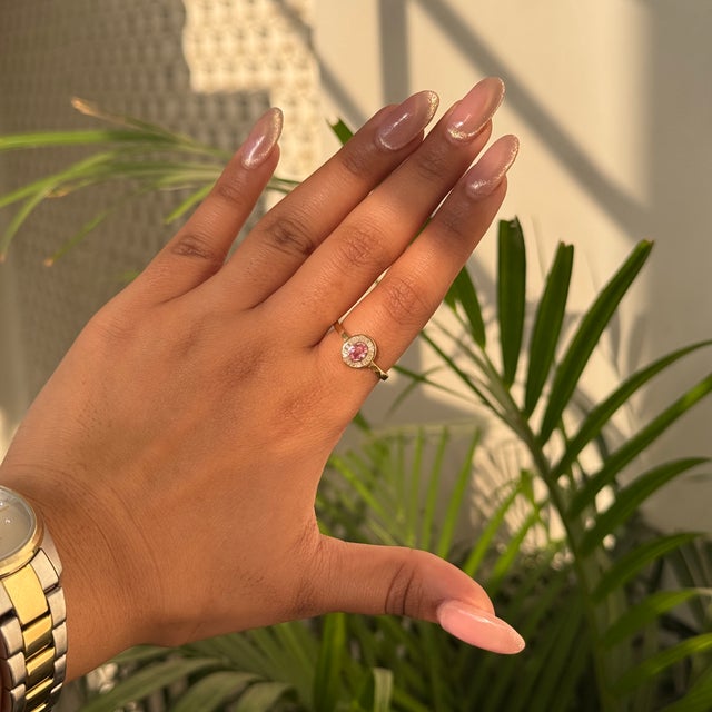 Pink Sapphire & Baguette Diamond Vintage Ring in 14k Yellow Gold Size 7 For Sale - Image 9 of 15