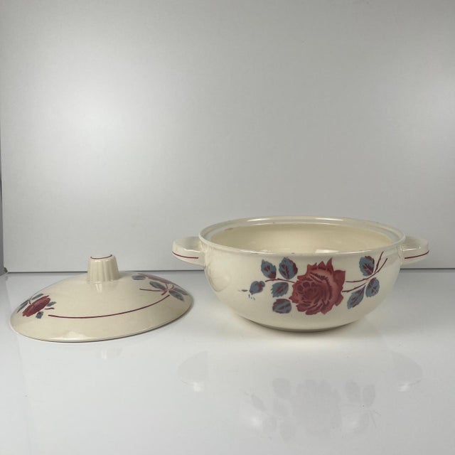 Badonviller "Monique" tureen, 20th century. Rose motif on a cream background. Dimensions: 30 x 23 cm Total height: 17 cm...