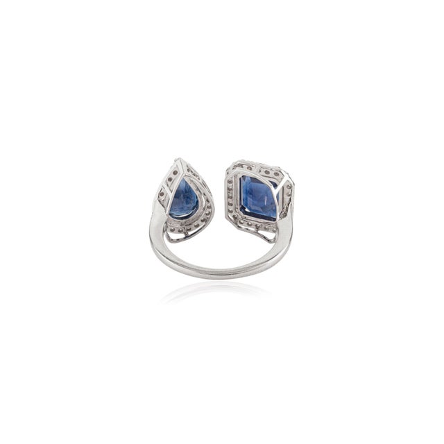 Ink Blue 5.32 Carat Deep Blue Sapphire Toi Et Moi Ring With Halo Diamonds in 18k White Gold Size 6.5 For Sale - Image 8 of 14