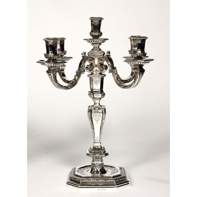 The octagonal base, degrees, has a chiseled frieze on matt background. The "fût", chiseled on four sides, is ended with a...