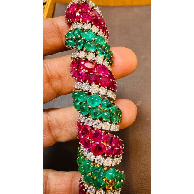 2020s 35 Ct Emeralds & 35 Ct Rubies + 15 Ct Diamond Bracelet 18ky Gold, 8 " For Sale - Image 5 of 8