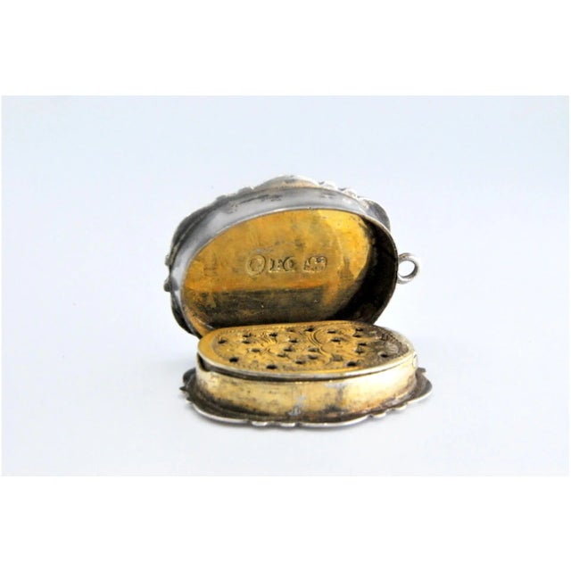 Edward VII Oval Silver and Gold Vinaigrette Box with Engravings For Sale - Image 6 of 10