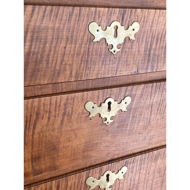 Important American Chippendale Figured Maple Tall Chest-of-Drawers Rhode Island, United States 1760-1780 For Sale - Image 4 of 8