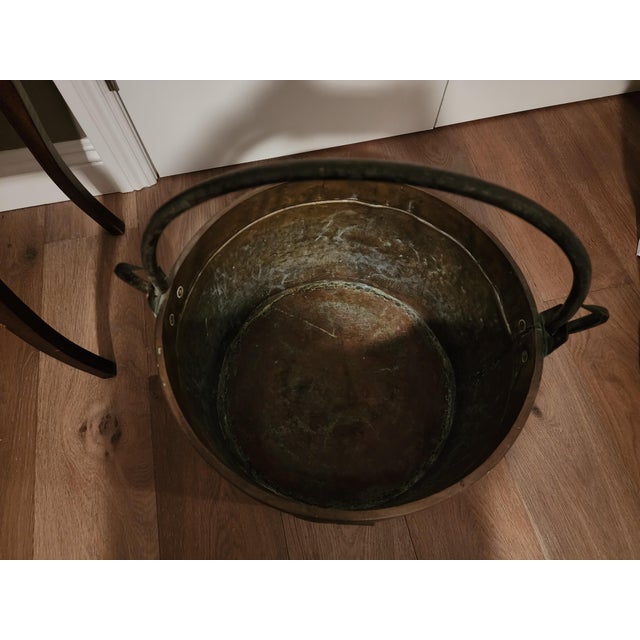 19th-Century Hand-Hammered Dovetailed Copper Cauldron With Forged Iron Handle For Sale In San Diego - Image 6 of 18