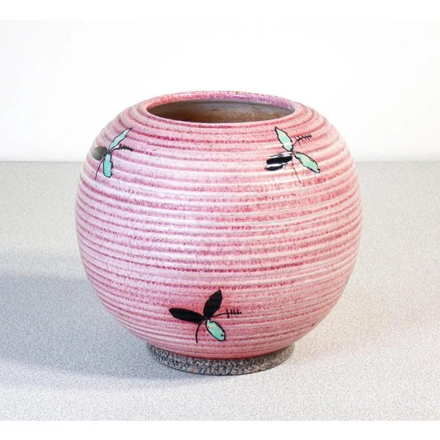 Vaso Deruta in enamelled and decorated major majolica. Origin Perugia Period half twentieth century Marca Maioliche Deruta...