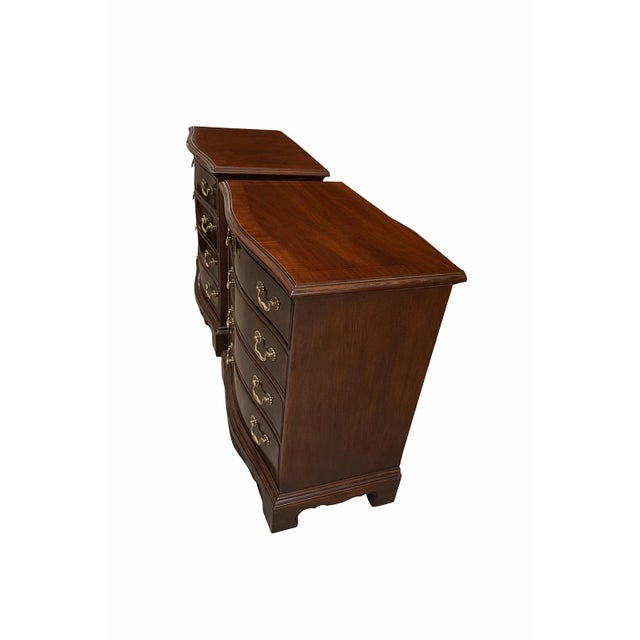 Late 20th Century Heritage Furniture Serpentine Front Nightstands With Bombe-Inspired Curves – Pair For Sale - Image 6 of 11