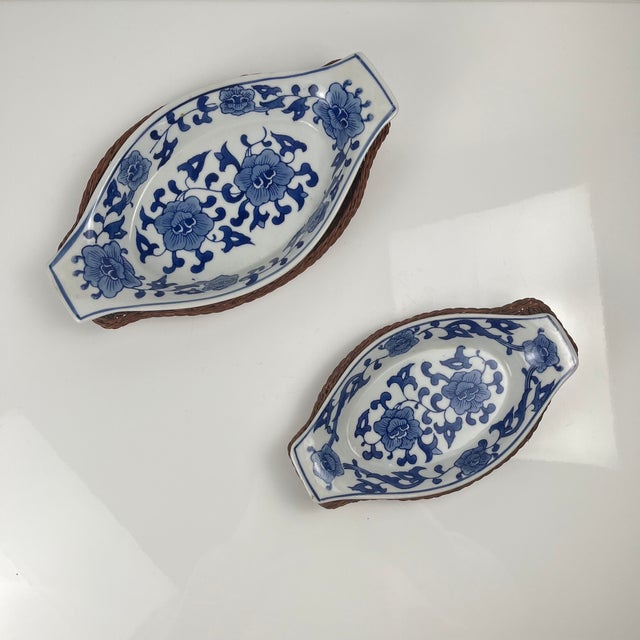 Wood Ceramic Serving Platters in White and Blue Floral Pattern with Woven Wicker Mount, 1980, Set of 6 For Sale - Image 7 of 18