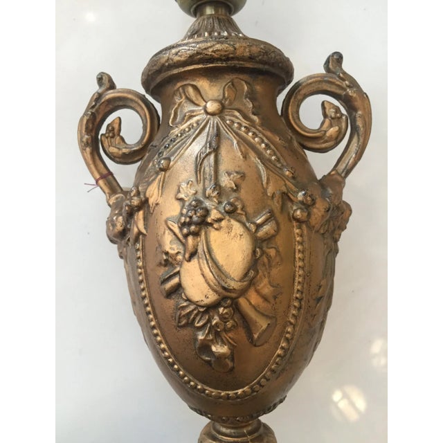 1950s Hollywood Regency Style Goldtone Spelter Urn Table Lamp on Marble Base For Sale - Image 4 of 6