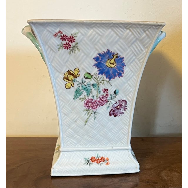 Antique 18th Century Chinese Export Porcelain Bulb Pot or Cachepot Vase in Famille Rose Glaze Circa 1790 For Sale In New York - Image 6 of 13