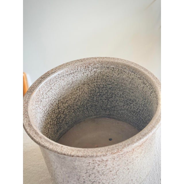 Gainey Pottery Rare Large 13” Flared Rim Vintage Gainey Ceramics Planter in Sandstone Lava Glaze, La Verne, California For Sale - Image 4 of 11