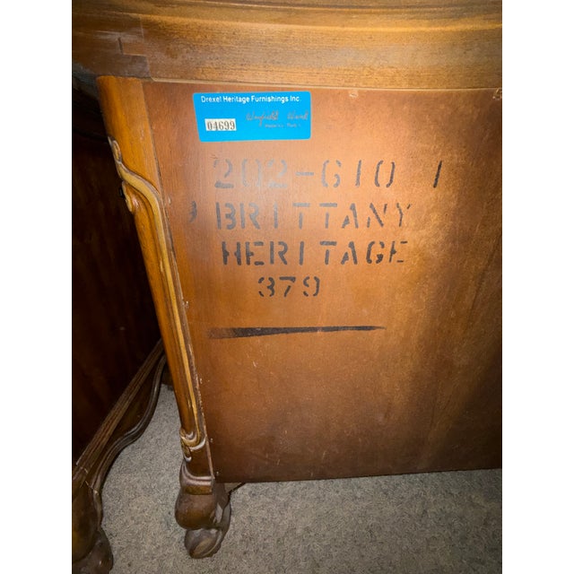 1960s Drexel Heritage French Provincial Louis XV Carved Walnut Nightstands, Pair For Sale - Image 17 of 18