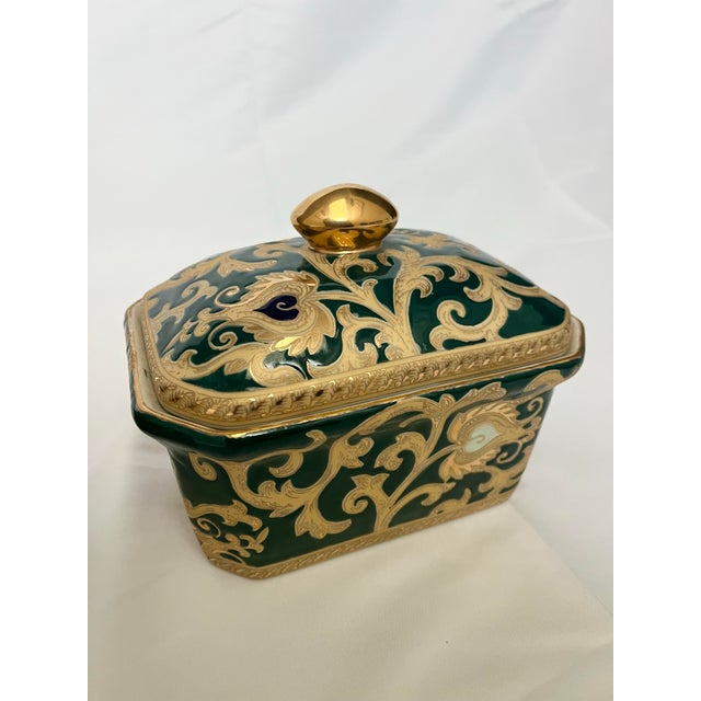 Vintage Green & Gold Chinoiserie Porcelain Boxes — Pair For Sale - Image 9 of 11
