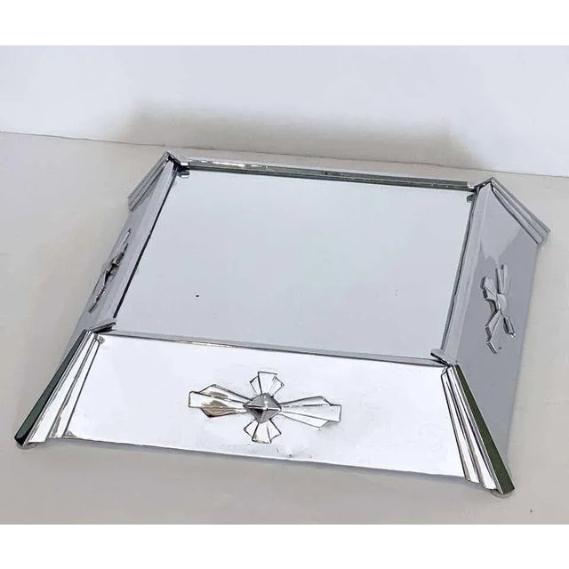 A fine period Art Deco plateau mirror or mirrored cake stand from England, featuring a square mirrored glass top in an...