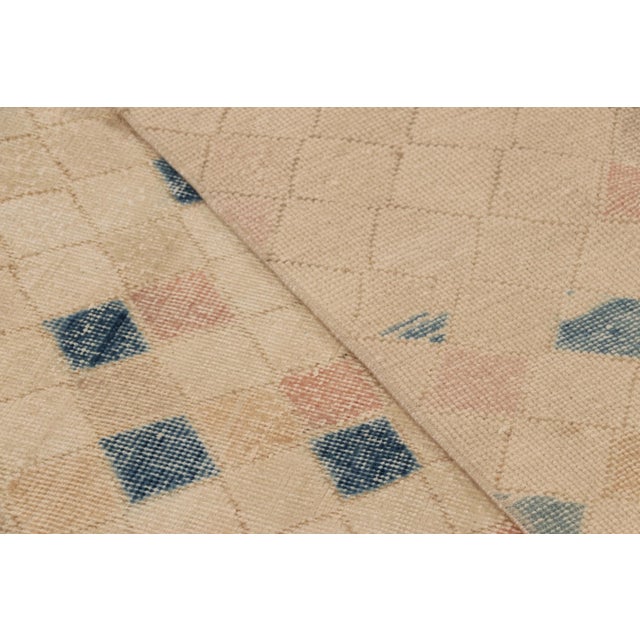 Gold Vintage Turkish Rug, Beige and Gold With Geometric Patterns – Rug & Kilim For Sale - Image 8 of 8