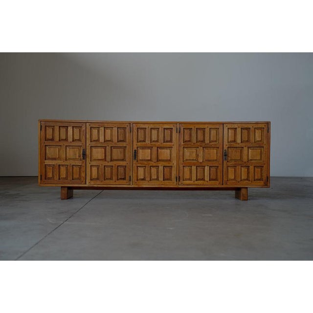 Sideboard The sideboard is in a good condition with traces of usage normal to it’s age.