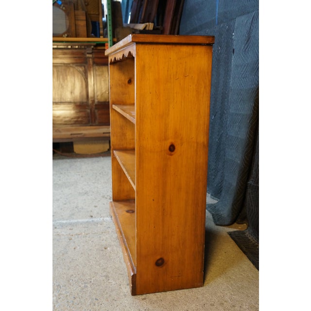 Vintage Early American Colonial Style Low Profile Scalloped Pine Bookcase Shelf For Sale - Image 9 of 16