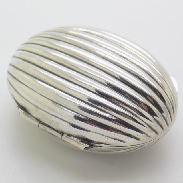 Vintage Italian Handmade Genuine Silver Oval Shaped Pill / Snuff/ Trinket Box, Made in Florence (Firenze, Tuscany) For Sale - Image 4 of 11