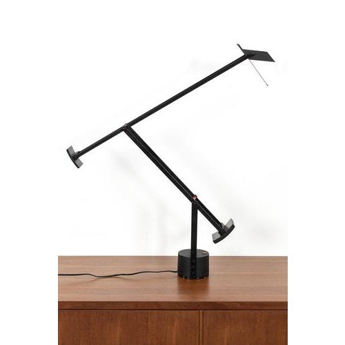 Artemide tizio halogen lamp designed in the 70s by richard sapper. This lamp is in good vintage condition. Measurements...